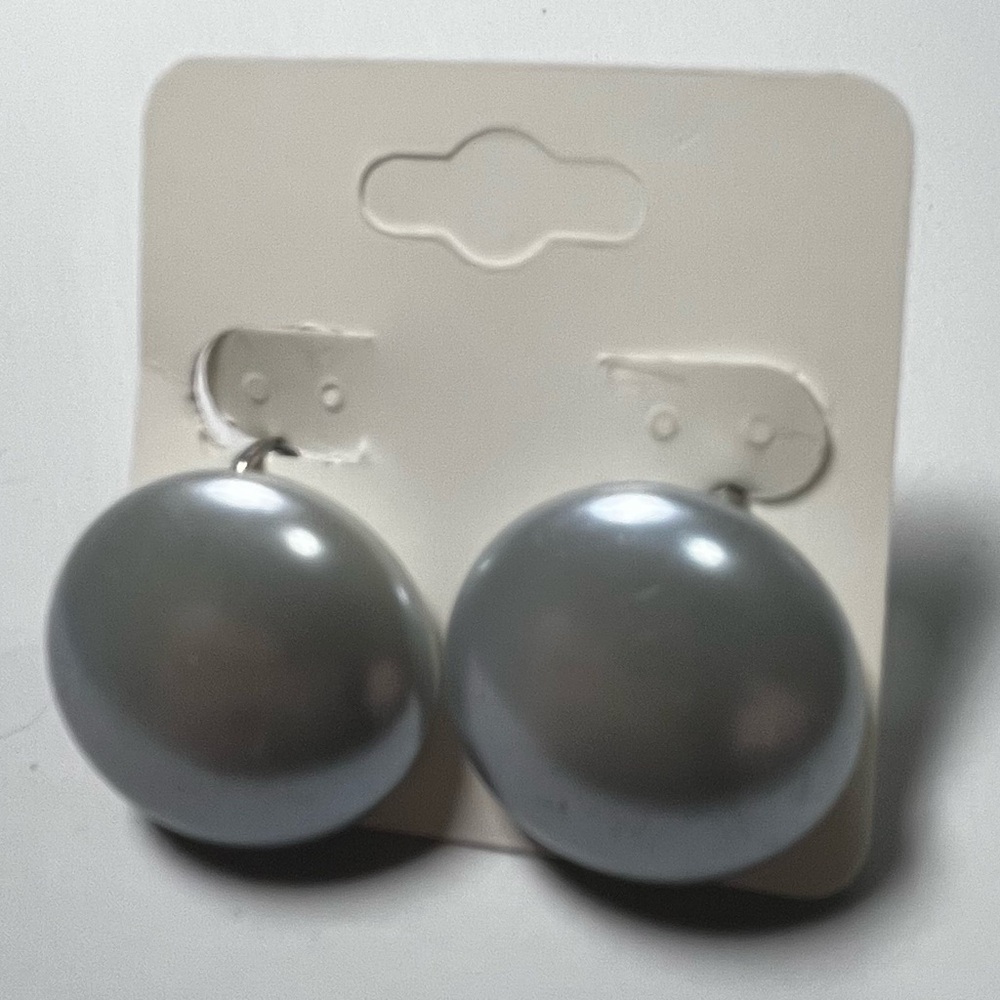 vintage-style round, pastel blue pearlized celluloid screwback earrings